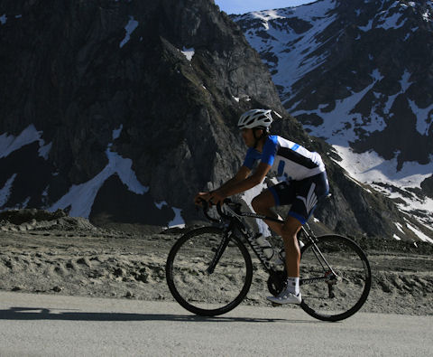 Contador conquers the Tourmalet alone