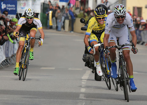 Costa, Contador, then Prades pursue Kwiatkowski, a little too late