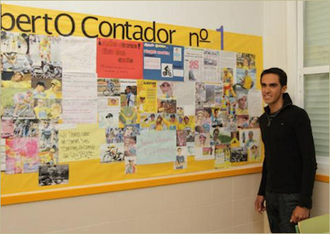 Alberto reads about himself on a classroom bulletin board display