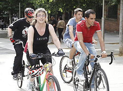 Alberto rides with kids from the Penguin Madrid campaign