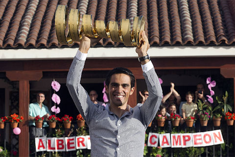 Esperanza Aguirre, president of Madrid, and Alberto Contador, winner of the 2011 Giro d'Italia